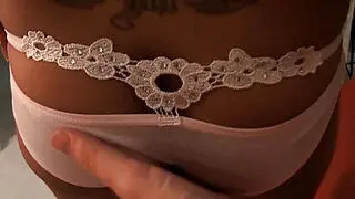 Азиатская красотка Лалейн сосет и лижет член.